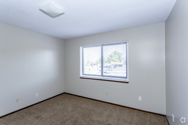 2BR, 1BA - 900 SF