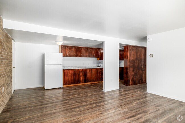3BD, 1BA - 970SF - Dining Room - Green Acres Of Ravenna
