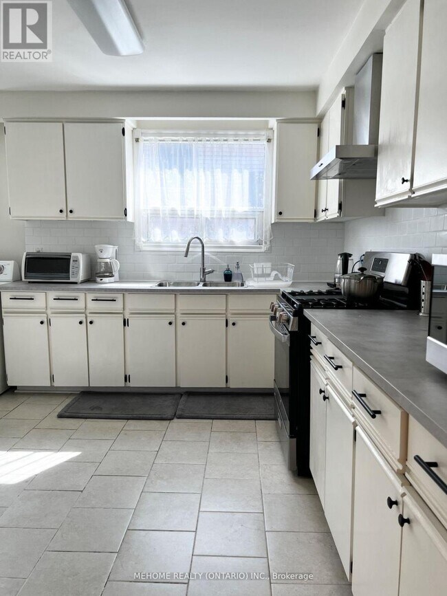 Photo - 126 Edmonton Dr