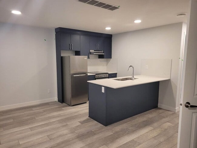 Photo - 20514 16A Av NW