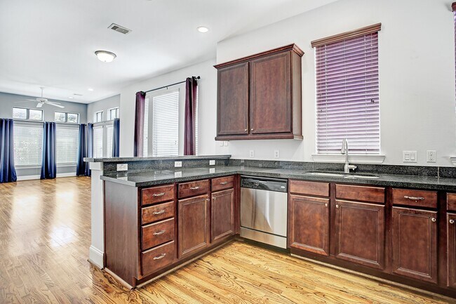 Photo - 1931 Summer St