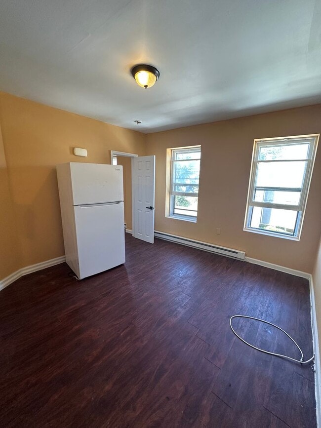 Building Photo - 218 Walnut St Unit 2-B
