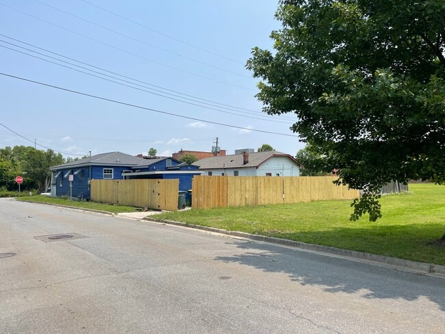 Photo - 801 Rockefeller St