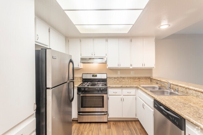 1 BR, 1 BA - 702 SF