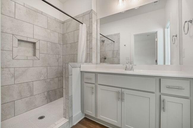 Photo - Spacious 3 bedroom home with fenced backyard!