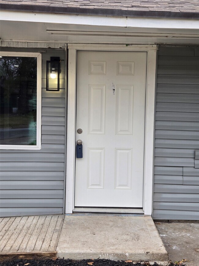 Photo - 5823 Lyndhurst Dr