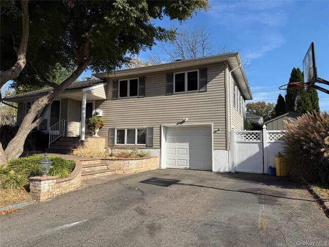Photo - 11 Syosset Cir