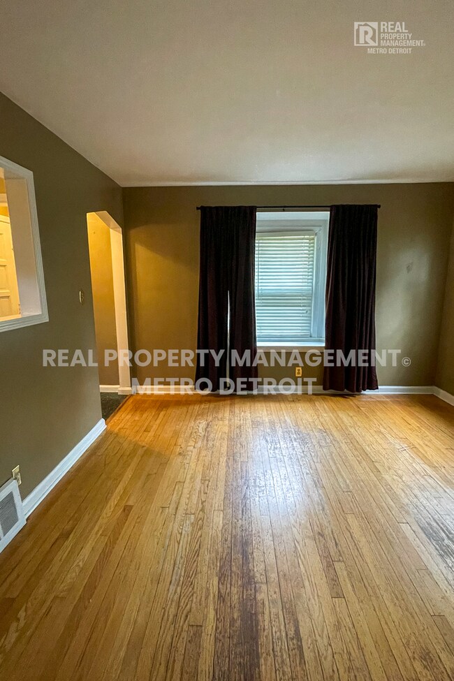 Photo - 823 E Second St