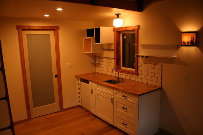 Photo - 302 Fir St NE