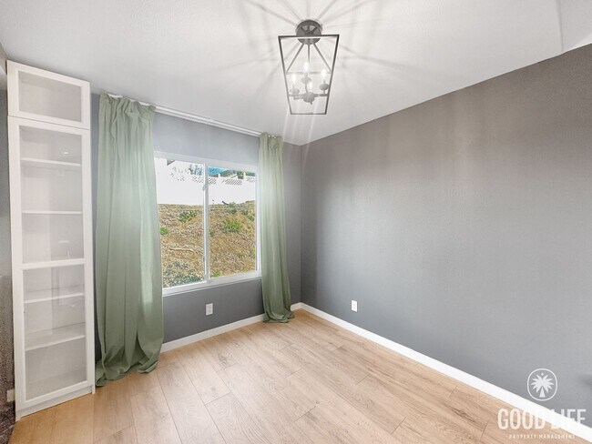 Photo - Spacious 2 BD- 2 BA Condo w/ Large Private Balcony, AC, and In-Unit W/D! Unidad 203