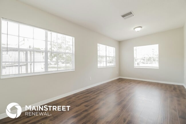 Photo - 451 E 6th St