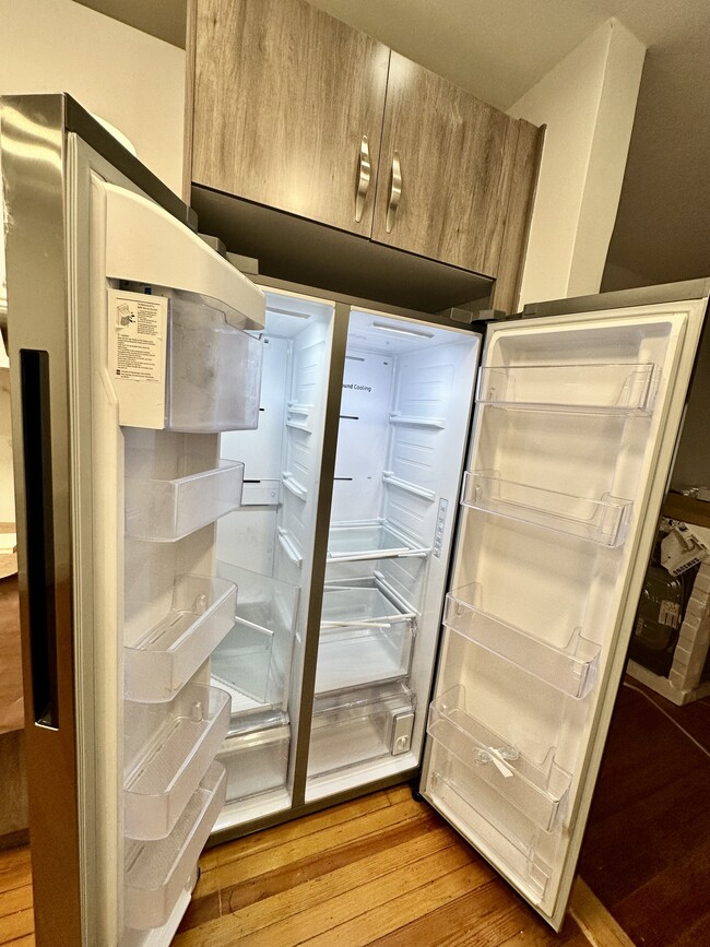 Large Capacity SIDE BY SIDE Refrig / Freezer SAMSUNG - 328 High St