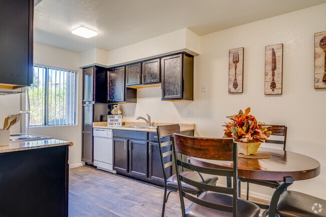 1 BR, 1 BA - 607 SF