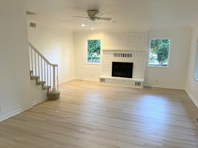 Building Photo - 4662 Carman Dr Rental