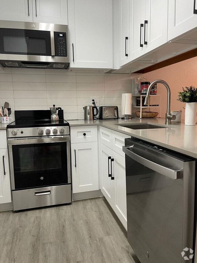 Building Photo - Cute Furnished West Campus Condo