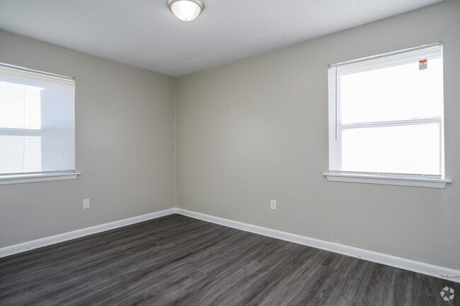 3BR, 1BA - 816SF - Primary Bedroom - Briarcliff South