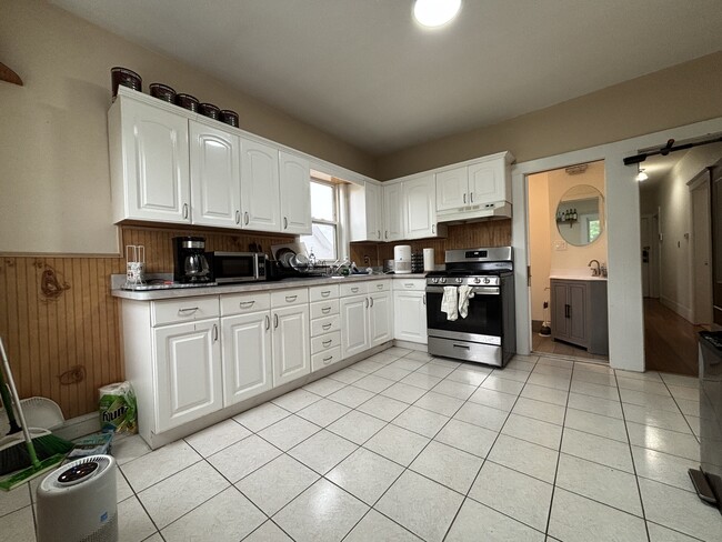 Building Photo - 132 Buttonwood St Unit 2