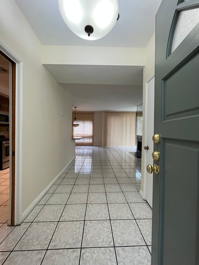 Entrance to condominium. - 431 S Kingsley Dr Condo Unit 108