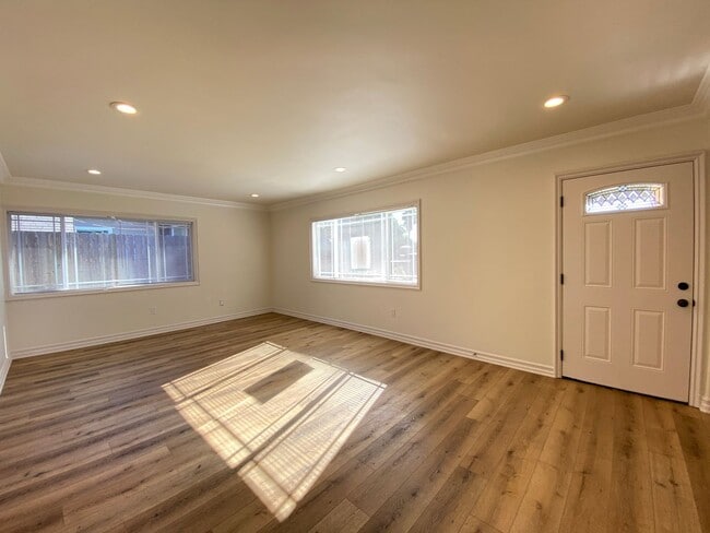 Building Photo - Home in Oceanside, Close to Mission Beach!