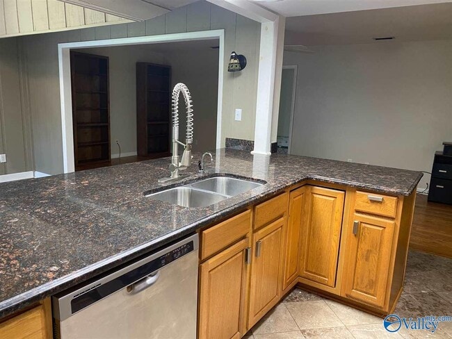 Photo - 2006 McDowling Dr SE