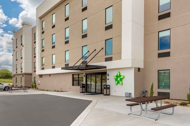 Furnished Studio-Colorado Springs - Center Park