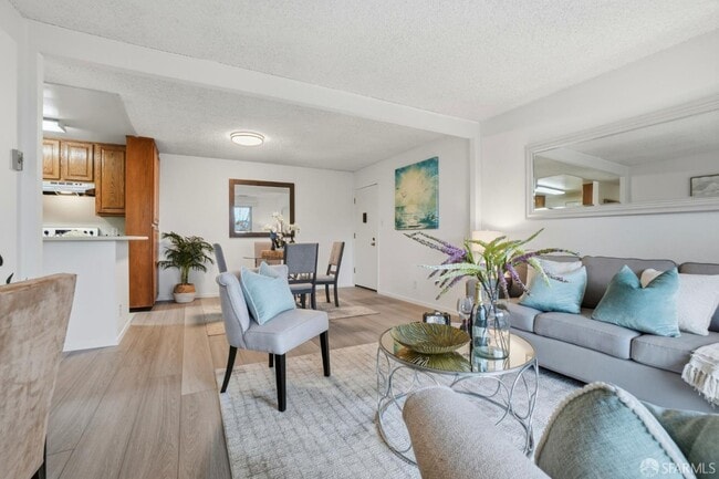 Photo - 101 Piccadilly Pl