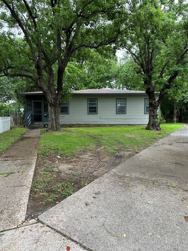 Building Photo - 700 11th St N Rental