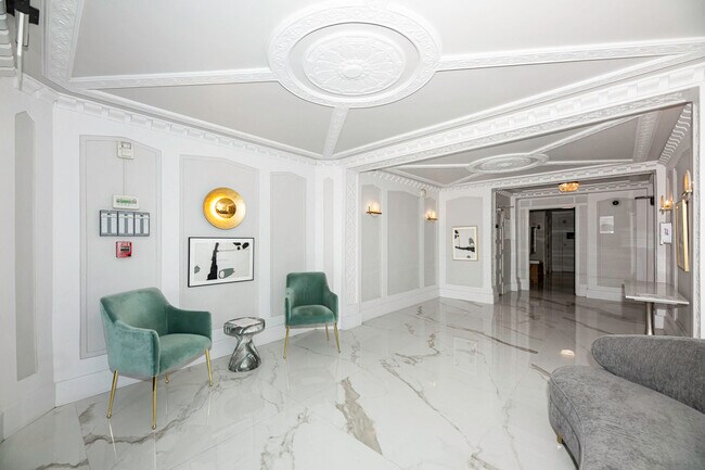 2275 Broadway