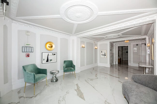 Photo - 2275 Broadway