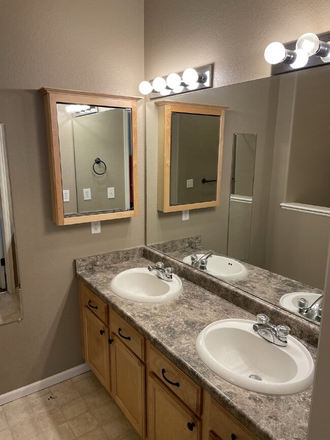 Photo - "Spacious 3-Bedroom Condo Retreat with Cozy Fireplace in Denver's Desirable Locale!" Unidad 2-301