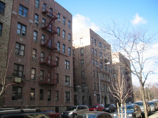 782 Pelham Parkway S - 782 Pelham Parkway S Apartments