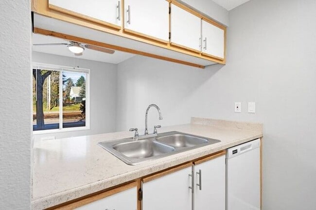 Photo - Spacious 2 Bed, 1.5 Bath. townhome with Washer and Dryer!