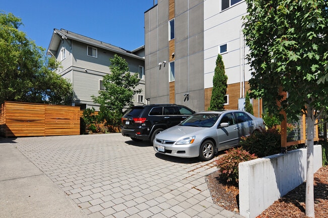Building Photo - 4717 Phinney Avenue North Rental