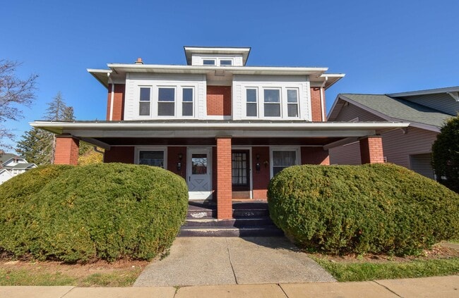 Building Photo - RMYER26-24 Unit 24 S Summit St.