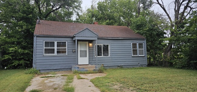 Building Photo - 1036 N Ash St Rental