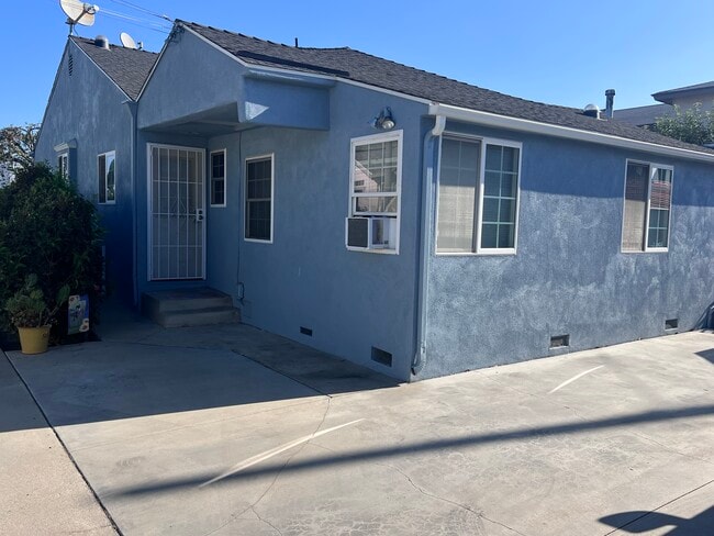 Side entrance from driveway - 1930 W Redondo Beach Blvd