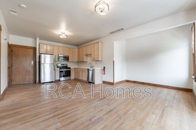 Building Photo - 243 E 11th St Unit 2