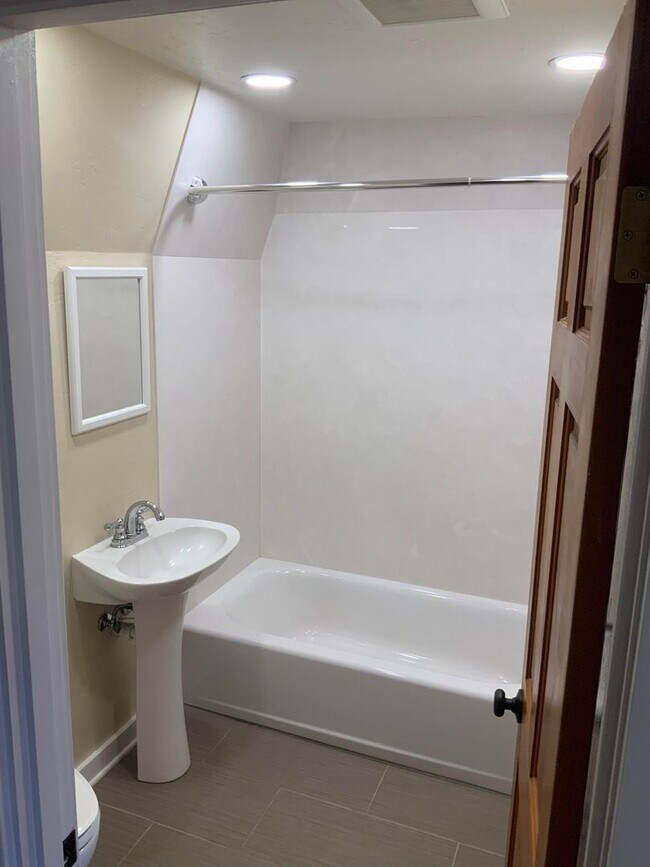 1006 W 12th Alley
