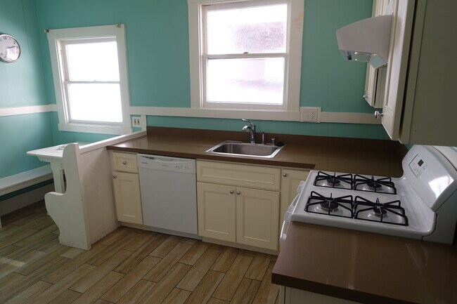 Photo - 2343 Dwight Way Unidad 2