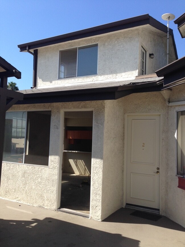 Building Photo - 7665 Fountain Ave Unit 1