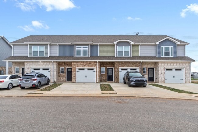Building Photo - Pet Friendly Three Bedroom!