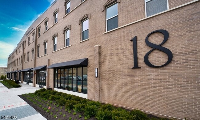 Building Photo - 18 W Main St Unit 401