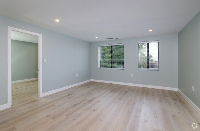 2BR, 2BA - 1,047SF - Living Room
