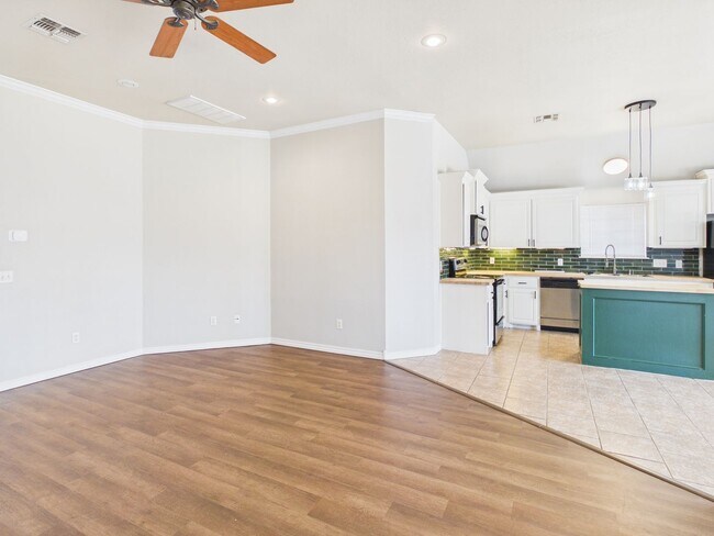 319 SW Coral Ave