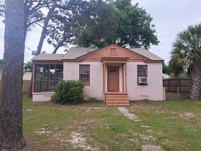 Building Photo - 3BR/1BA home with screened patio