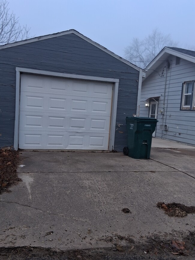 Photo - 909 W Cushing St