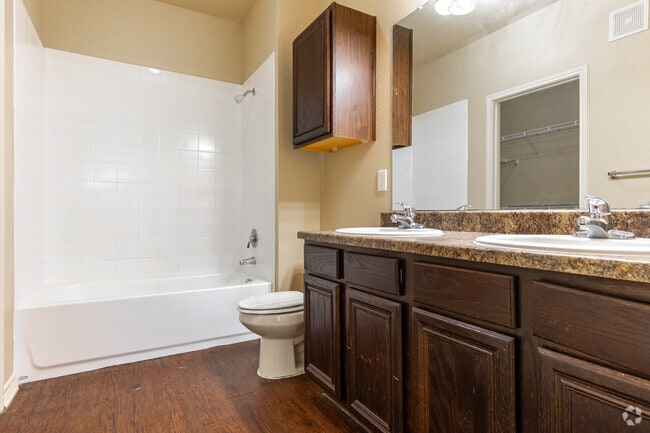 2BR, 2BA - 969SF - Main Bathroom - Stonebridge at Ironton