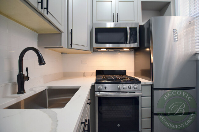 Photo - 1517 W Sherwin Ave Apartments