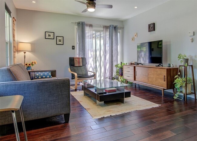 Photo - 807 Hill Wood Dr