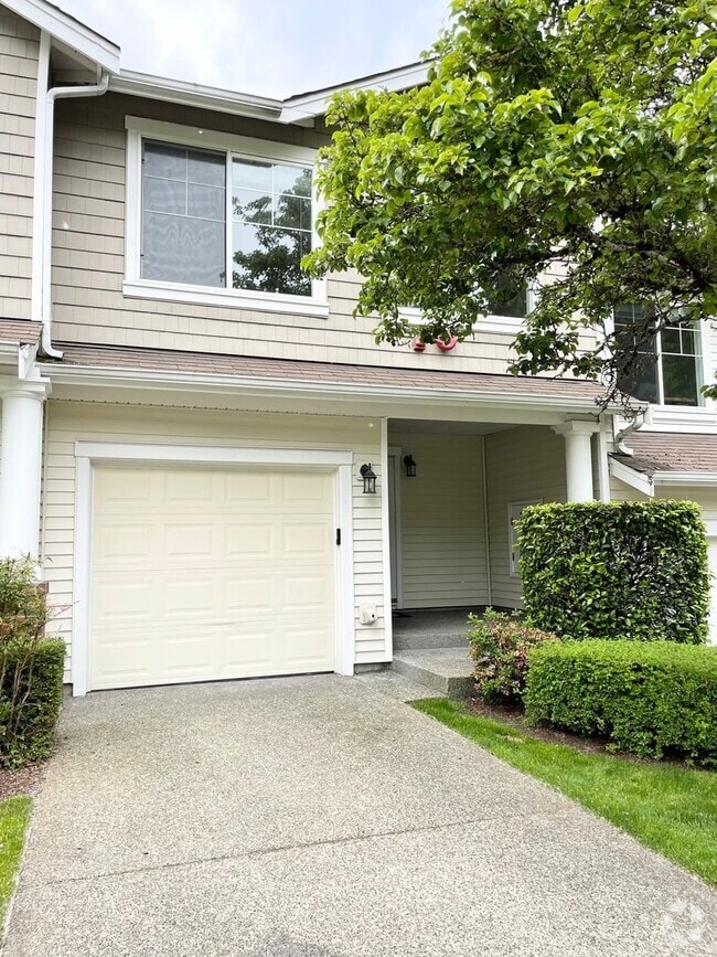 Building Photo - Spacious 2 Bed 2.5 Bath Townhome Style Con...
